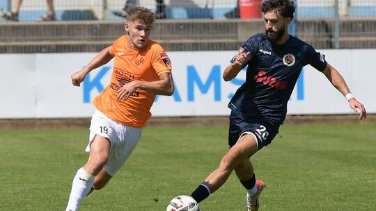 Der 1. CfR Pforzheim (links Marcel Bahm, im Spiel gegen Singen) musste sich im Spiel beim SSV Reutlingen mit einem 1:1-Unentschi