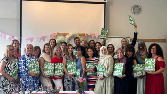 An der Johanna-Wittum-Schule werden die ersten 21 Absolventen des neuen Direkteinstieges Kita feierlich ins Berufsleben verabsch