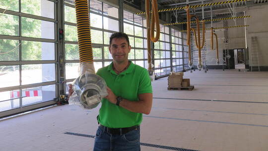 In der großen Fahrzeughalle: Bürgermeister Steffen Bochinger freut sich, dass das neue Feuerwehrhaus im Zeitplan ist. Im Mai 202