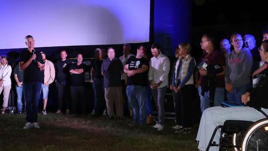 Der ambitionierte Calwer Filmemacher Armin Schnürle hat am Ende der Vorführung das gesamte Team vorgestellt, das an dem Film „Ne