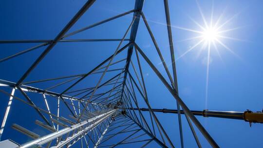 Errichtung des Funkmasts für das 450-MHz-Netz