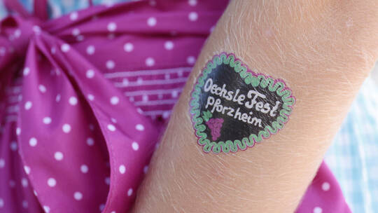 Sollte schon drauf, geht aber auch wieder runter: das Herz-Tattoo.
