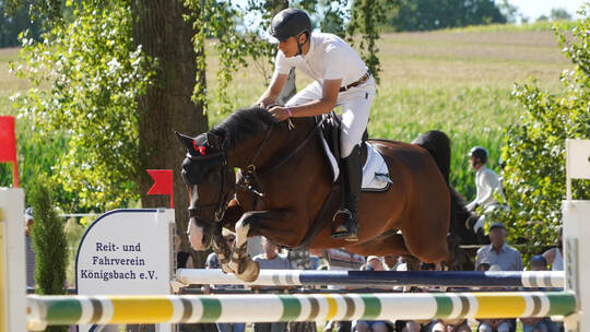 Auf seinem 13 Jahre alten Wallach Cincinnati 33 hat sich Nick Armbruster vom Reitverein Schutterwald im Springen der schweren Kl