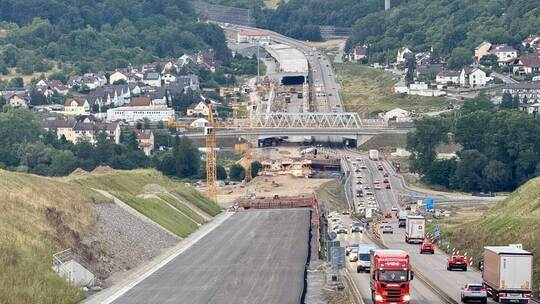 Blick auf aktuelle Baustelle im Enztal: erste neue Trasse nach Stuttgart im Endspurt.