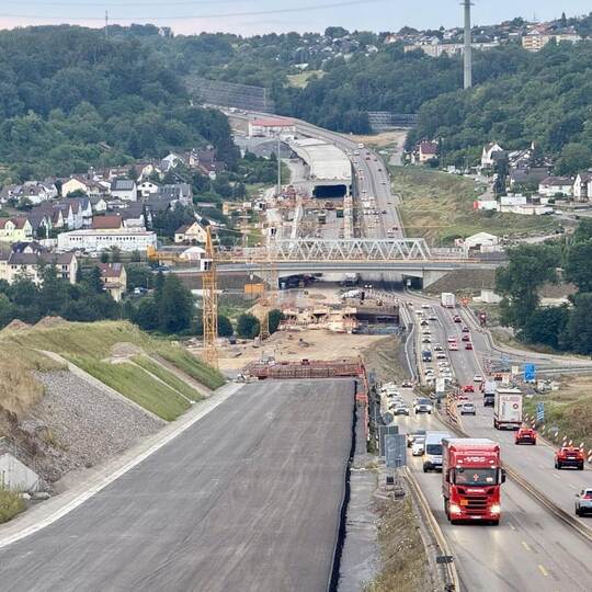 Blick auf aktuelle Baustelle im Enztal: erste neue Trasse nach Stuttgart im Endspurt.