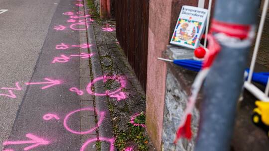 Mann bedroht Frau und Kind mit Waffe Mann bedroht Frau und Kind mit Waffe