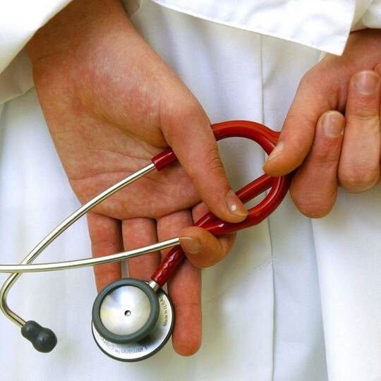 Arzt mit Stethoskop