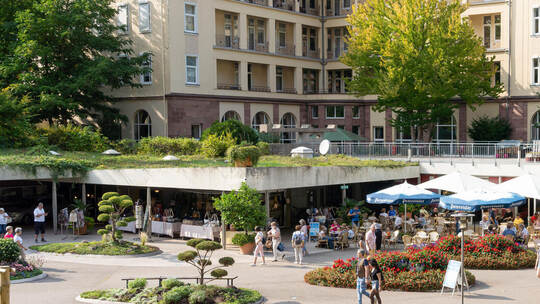 Versteckt unter dem begrünten Dach befindet sich die Ladenzeile. Archivfoto: Moritz Sommerberg und Bad Wildbad zu Sommerferienzeit 2020