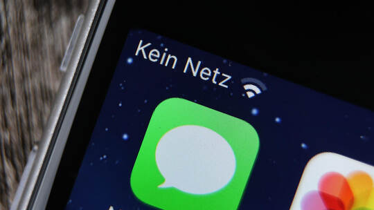 Ein Mann aus Schömberg berichtet über Netzprobleme, die schon seit Monaten bestehen. picture alliance/dpa/Karl-Josef Hildenbrand Funkloch