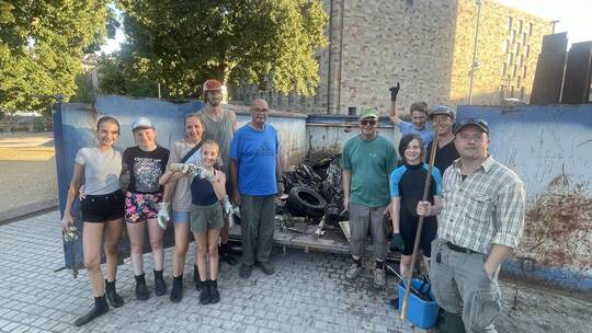 Im von den Technischen Diensten der Stadt an der Stadtkirche bereitgestellten Container sammelten Mitglieder der Vereine „blackf