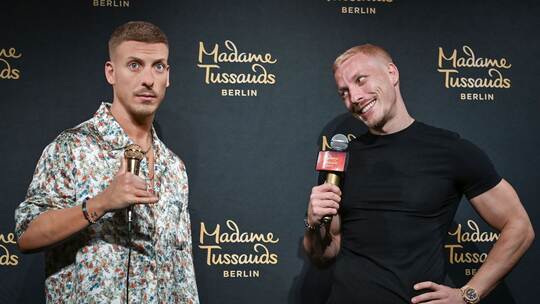 Comedian Lobrecht präsentiert Wachsfigur bei Madame Tussauds