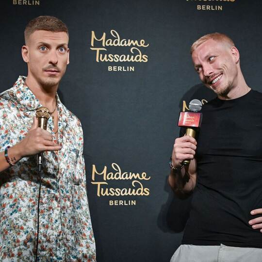 Comedian Lobrecht präsentiert Wachsfigur bei Madame Tussauds