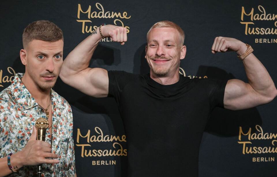 Comedian Lobrecht präsentiert Wachsfigur bei Madame Tussauds Comedian Lobrecht präsentiert Wachsfigur bei Madame Tussauds