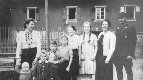 Das Rombach-Massaker überlebten Fritz (Vierter von links) und sein abwesender Vater Max Schultheiß (rechts), während (von links)