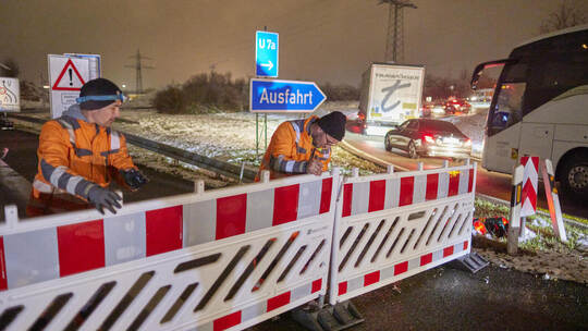 Arbeiter sperren die Ausfahrt Pforzheim-Nord im Dezember 2023. T. Keller