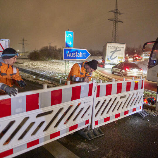 Arbeiter sperren die Ausfahrt Pforzheim-Nord im Dezember 2023. T. Keller