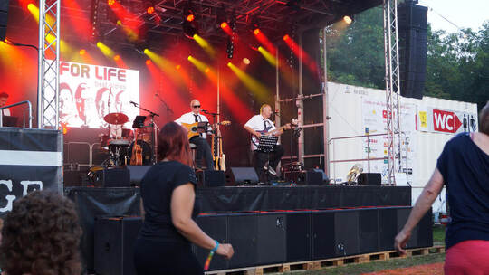 „For Life“ bringt bei der Eröffnung der Open-Air-Veranstaltungsreihe SommerevEnz ebenfalls die Gäste vor der Bühne zum Tanzen. R