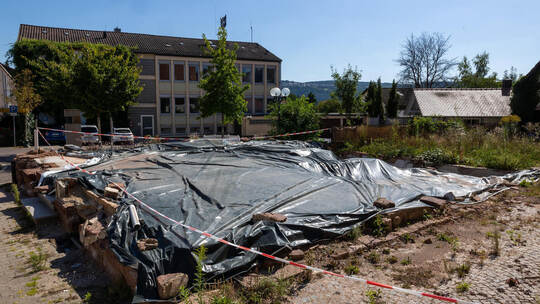 Hier war Assfalgs erste Adresse, dann brannte es an der Huchenfelder Hauptstraße . Seit dem Abriss liegt das Areal brach. Huchenfeld Hauptstraße Brache Eisdiele