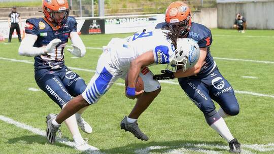 Verlässlich: Quarterback Drequan Harris (Mitte) bringt die Großzahl seiner Pässe an den eigenen Mann. Archivfoto: Ripberger