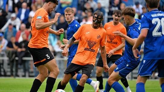 Gemeinsam stark: Die CfR-Akteure (orange-schwarz) peilen – wie hier im Auftaktspiel beim KSC II – drei Punkte ein. Archivfoto: H
