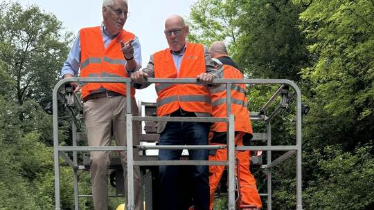 Die Schienenstrecke zwischen Calw und Weil der Stadt wird reaktiviert – oft ohne Oberleitung. Calws Landrat Helmut Riegger (CDU,