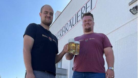 Die Adler-Bräu-Chefs Leopold (links) und Conrad Volk stoßen vor dem Brauereigebäude auf 160 Jahre Wiernsheimer Biertradition an.