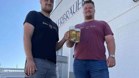 Gegen den Trend zufrieden: Leopold und Conrad Volk von Adler Bräu in Wiernsheim. Foto: Hepfer