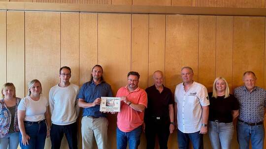 Die Elterninitiative mit (von links) Romy Maier, Luis Schumacher und Max Wildenmann übergibt die Petition an die Vertreter des G
