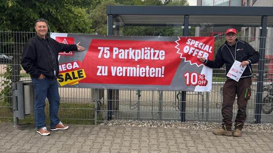 Mit einer provokanten Aktion haben Arbeitnehmervertreter auf den Personalabbau bei Mapal WWS hingewiesen. IG Metall