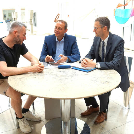 Holger Nickel (von rechts), Dezernent beim Landratsamt Enzkreis, Ulrich Haag, Abteilungsleiter der Sparkasse Pforzheim Calw, und