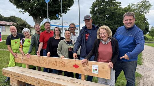 Ausbilder und Koordinator Torsten Kohl (Dritter von links) ist selbst begeisterter Wanderer und nimmt aus jedem Lehrgang etwas m