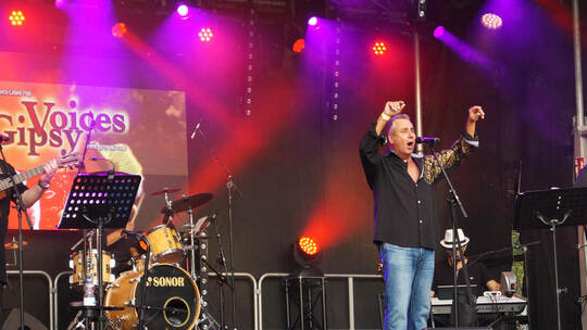 Gitarrist Victor Garcia (von links), Schlagzeuger (verdeckt) Giorgio Hombre, Sänger und Palmarero Antonio Torres Escolano, Keybo