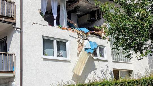 Schwerverletzter nach Explosion in Mehrfamilienhaus