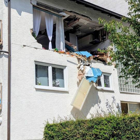 Schwerverletzter nach Explosion in Mehrfamilienhaus