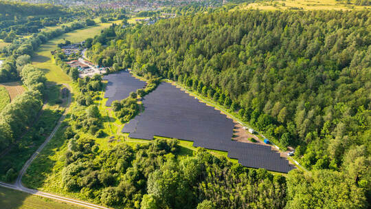 Wie ein See aus reinem Strom: Die riesige Freiflächen-Photovoltaik am Sägeweg bei Weil der Stadt hat die dortige Energiegesellsc