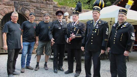 Eine Abordnung des Landesverbands der Bergmannsvereine gratuliert zum 40-jährigen Bestehen des Neuenbürger Besucherbergwerks. Ul