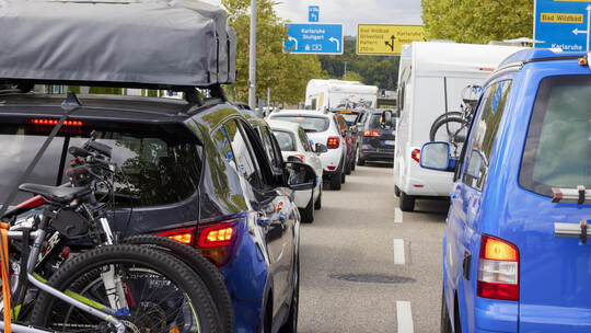 Die A8-Sperrung sorgt für Stau auf der Wilferdinger Höhe. Halbseitige A8 Sperrung Fahrtrichtung Karlsruhe zwischen PF-Süd und PF-Nord, wegen Instandsetzen der Fahrbahndecke.