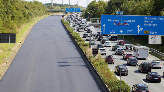 Halbseitige A8 Sperrung Fahrtrichtung Karlsruhe zwischen PF-Süd und PF-Nord, wegen Instandsetzen der Fahrbahndecke.