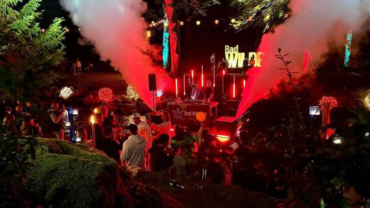 Tanzen und Abfeiern direkt an der Enz: Zu DJ-Sounds verwandelt sich der ansonsten eher stille Park in eine Partymeile. Touristik
