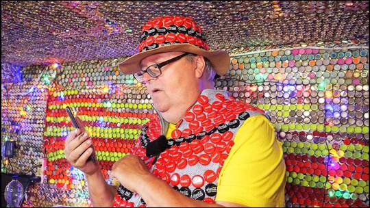 Frührentner schmückt sein Haus mit 130.000 Kronkorken