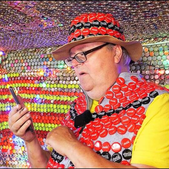 Frührentner schmückt sein Haus mit 130.000 Kronkorken