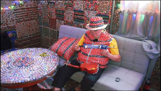 Frührentner schmückt sein Haus mit rund 130.000 Kronkorken