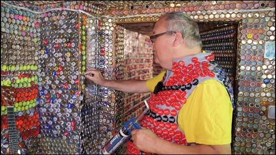 Frührentner schmückt sein Haus mit rund 130.000 Kronkorken