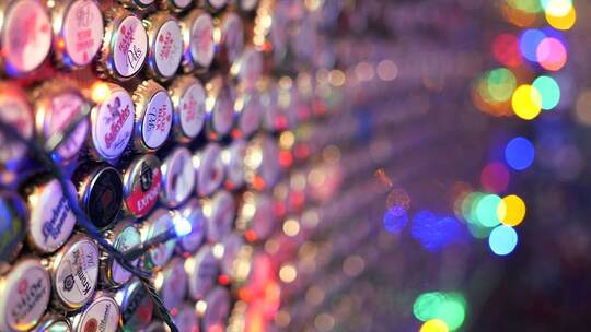 Frührentner schmückt sein Haus mit rund 130.000 Kronkorken