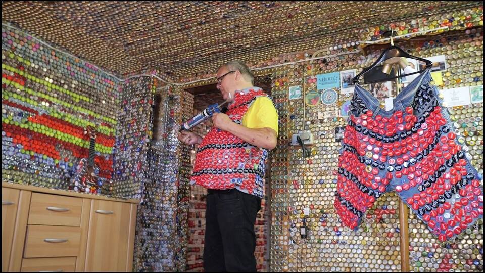 Frührentner schmückt sein Haus mit rund 130.000 Kronkorken