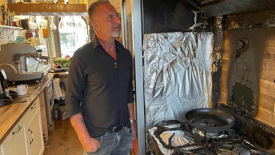 Ein Bild der Zerstörung bietet sich Memo Ulutas in seinem Café „Damals“ in der Dillsteiner Straße. Die Küche wird er nach dem Br