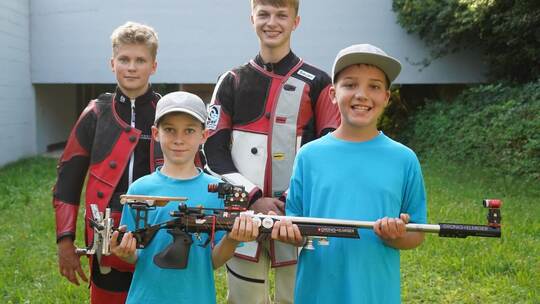Sie wissen, wie man zielt: Noah und Nikita (vorn, von links) waren auf den deutschen Meisterschaften im Lichtschießen erfolgreic