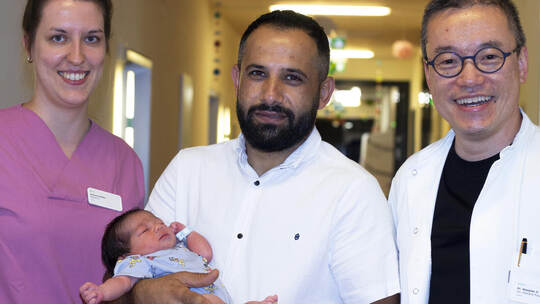 Hebamme Simone Schäfer und der kommissarische Leiter der Geburtshilfe und Frauenheilkunde, Dr. Shaojian Ji, begleiteten gemeinsa