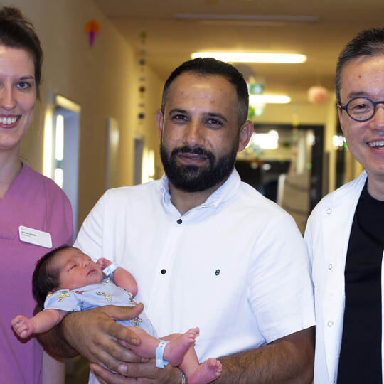 Hebamme Simone Schäfer und der kommissarische Leiter der Geburtshilfe und Frauenheilkunde, Dr. Shaojian Ji, begleiteten gemeinsa