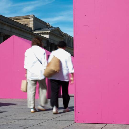Pinke Häuser auf dem Königsplatz